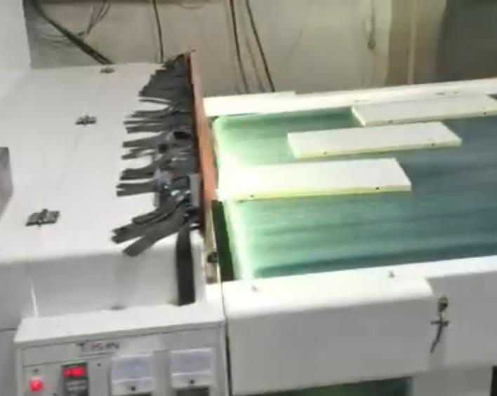泰上機械三胺衛(wèi)浴激光白底生產線
